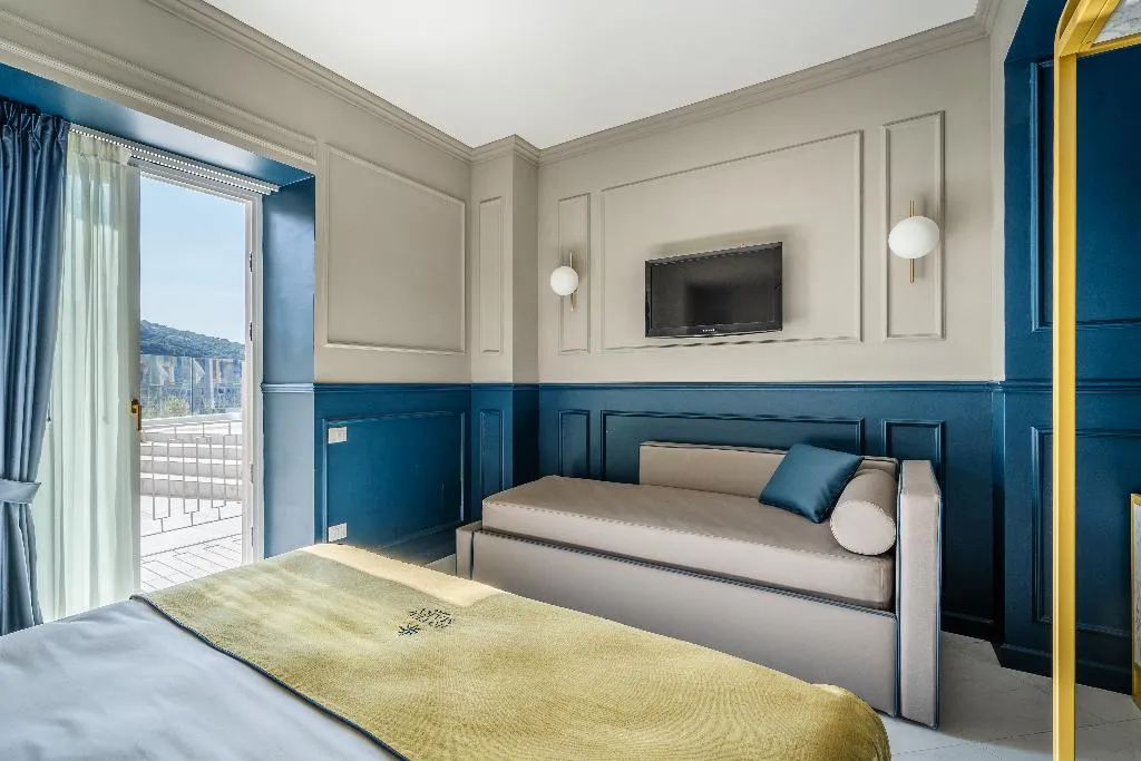 Double or Twin DELUXE POOL VIEW Room, Mary Hotel, Naples