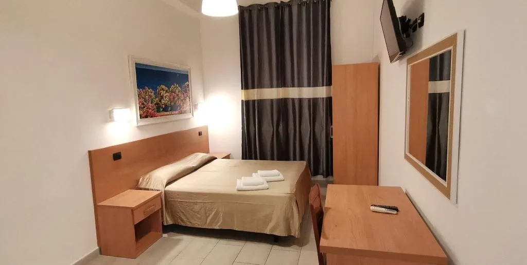 Room, Angelica, Naples
