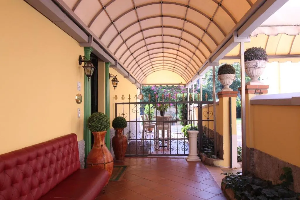 Lobby, Charly, Milan