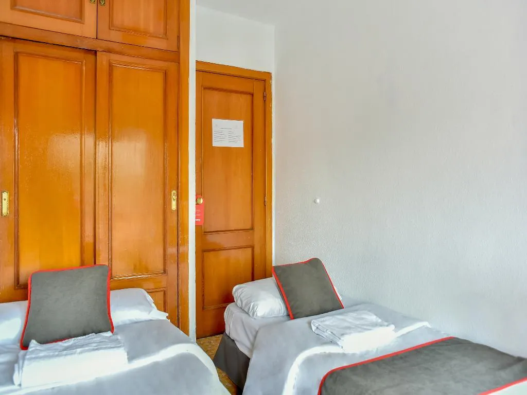 TWIN WITH SHARED BATHROOM Room, Hostal Carabanchel, Madrid