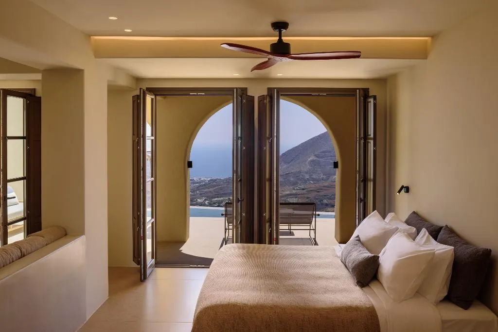 SUITE SUPERIOR WITH PRIVATE POOL Room, Elessa Hotel, Santorini