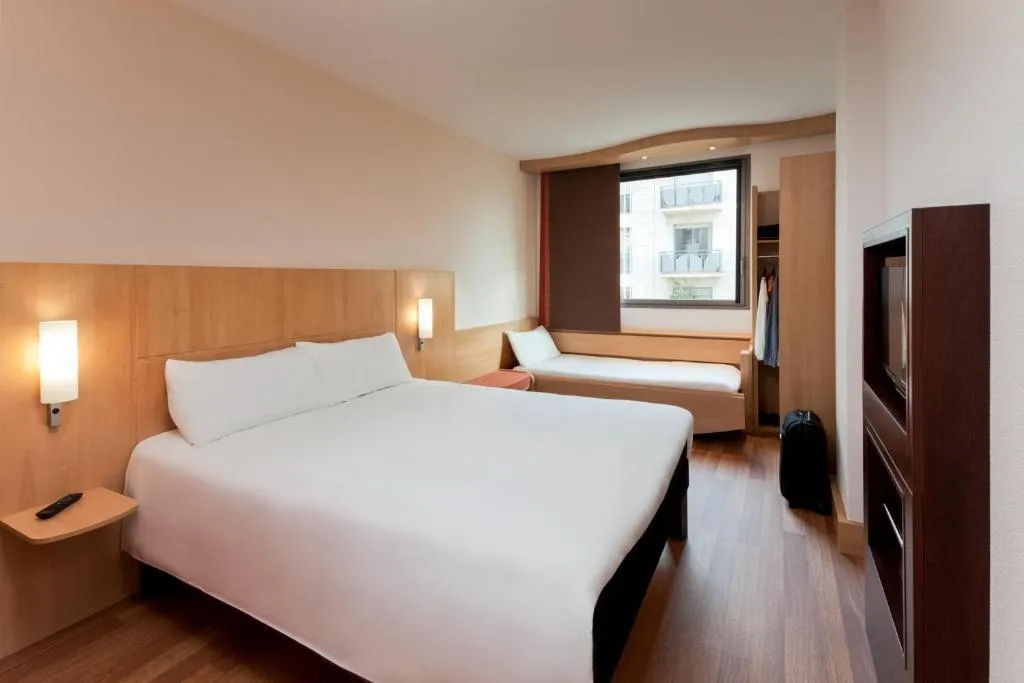 TRIPLE STANDARD Room, ibis Barcelona Santa Coloma, Barcelona