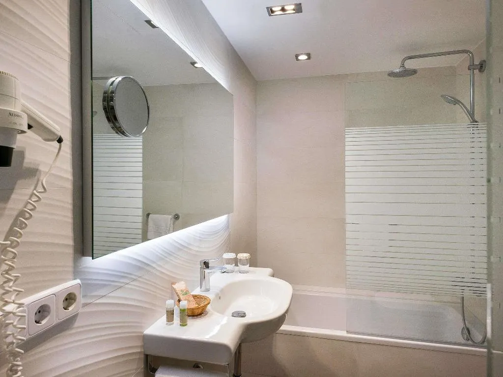 TWIN STANDARD Room, ibis Styles Figueres Ronda, Costa Brava