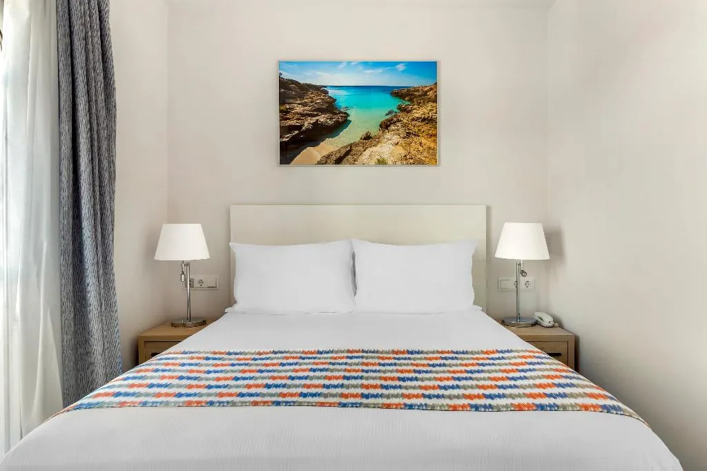 APARTMENT CAPACITY 6 TWO BEDROOMS Room, White Sands Beach Club, Menorca