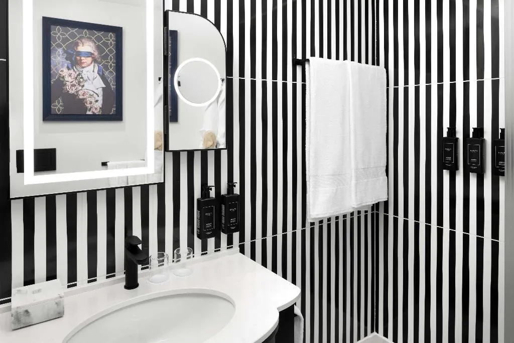 JUNIOR SUITE KING SIZE BED Room, Anglo American Hotel Florence, Curio Collection, Florence