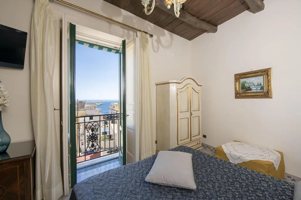 Room, Residenza Del Duca, Naples