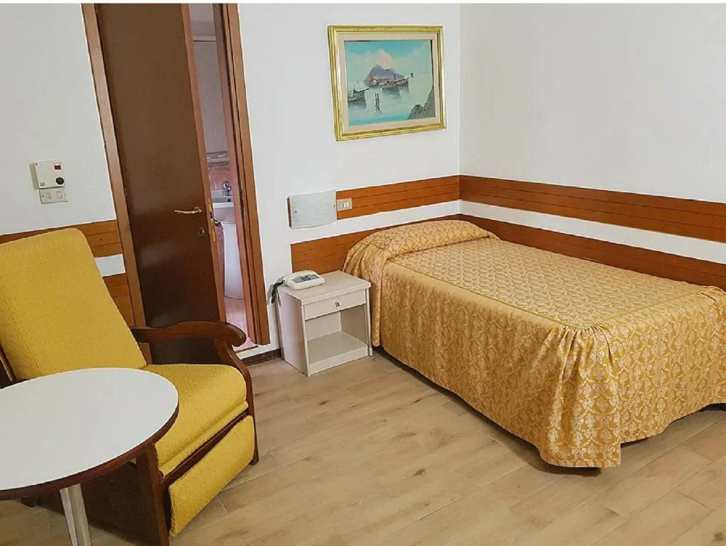 Room, Piccolo Hotel, Milan