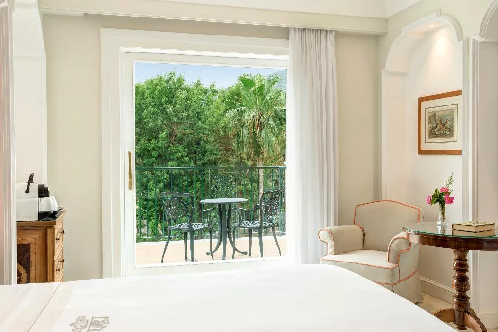 Double or Twin DELUXE CITY VIEW Room, Grand Hotel Royal, Naples