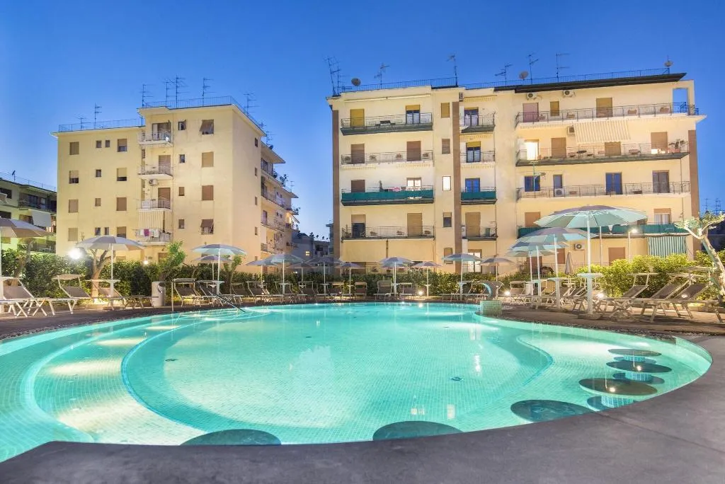 Pool, Leone, Naples