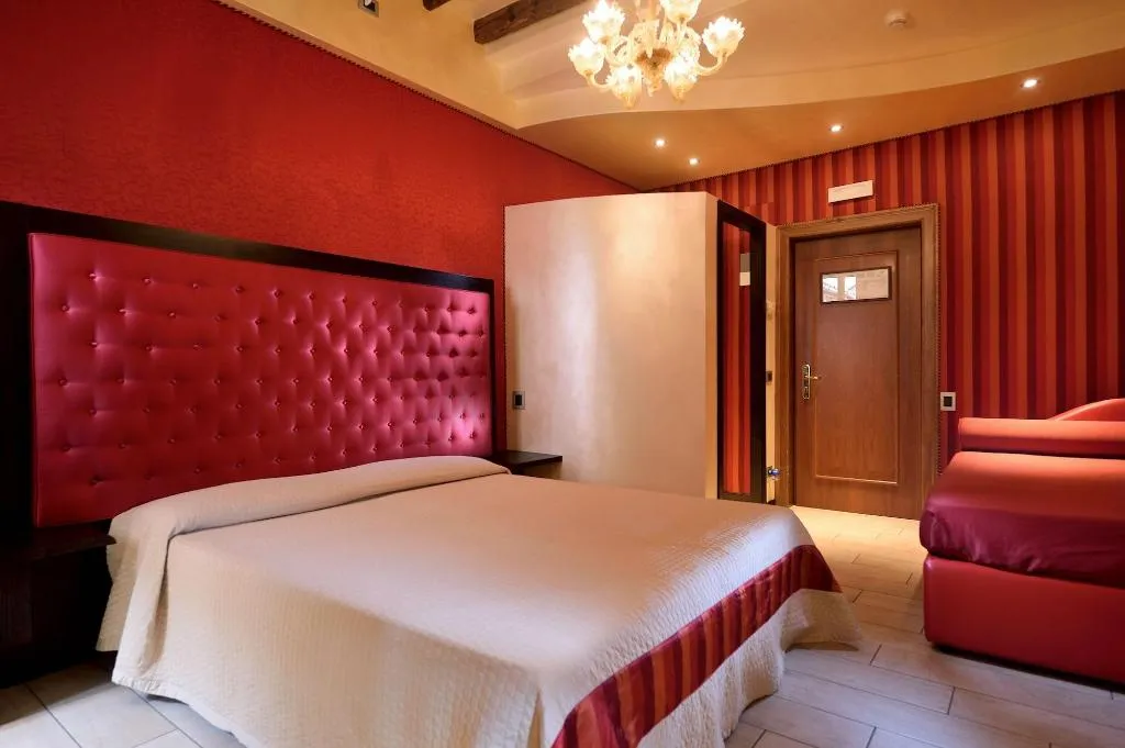 Room, Abbazia, Venice