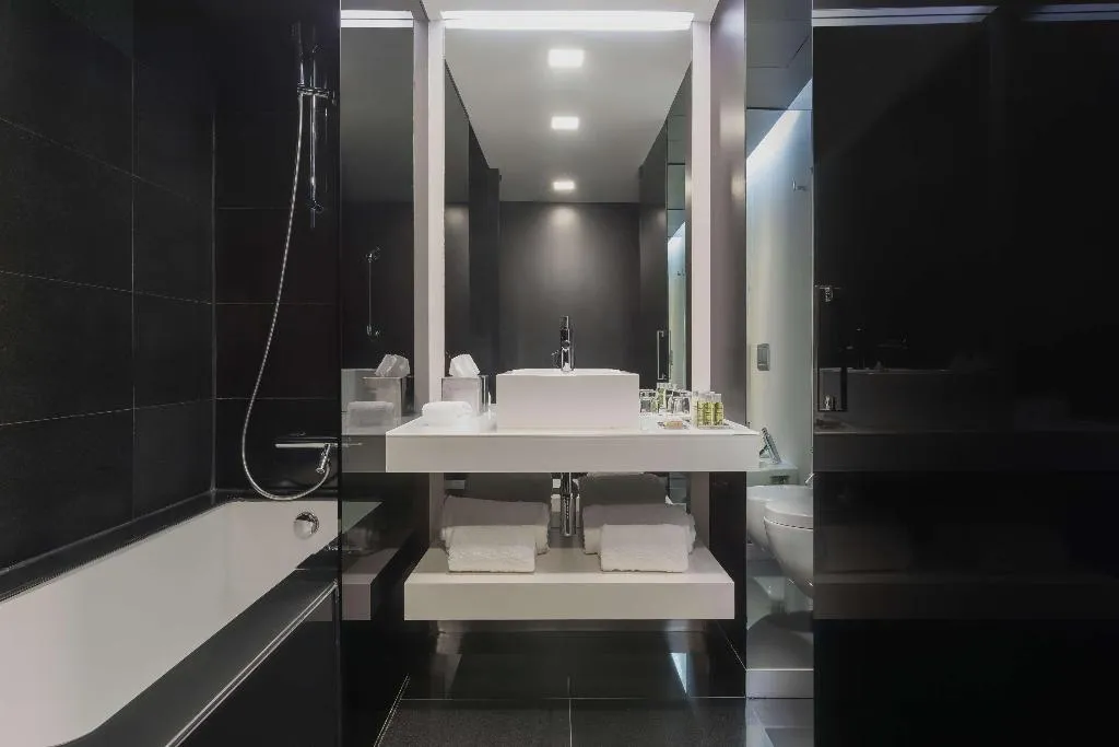 TWIN GUEST ROOM Room, Doubletree by Hilton Lisbon - Fontana Park, Lisbon