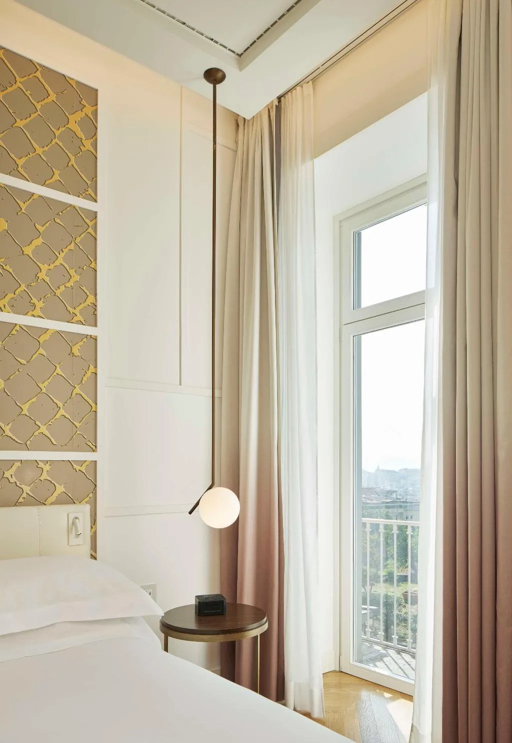 DOUBLE Accessible KING SIZE BED Room, de Bonart Naples-Curio Collection by Hilton, Naples