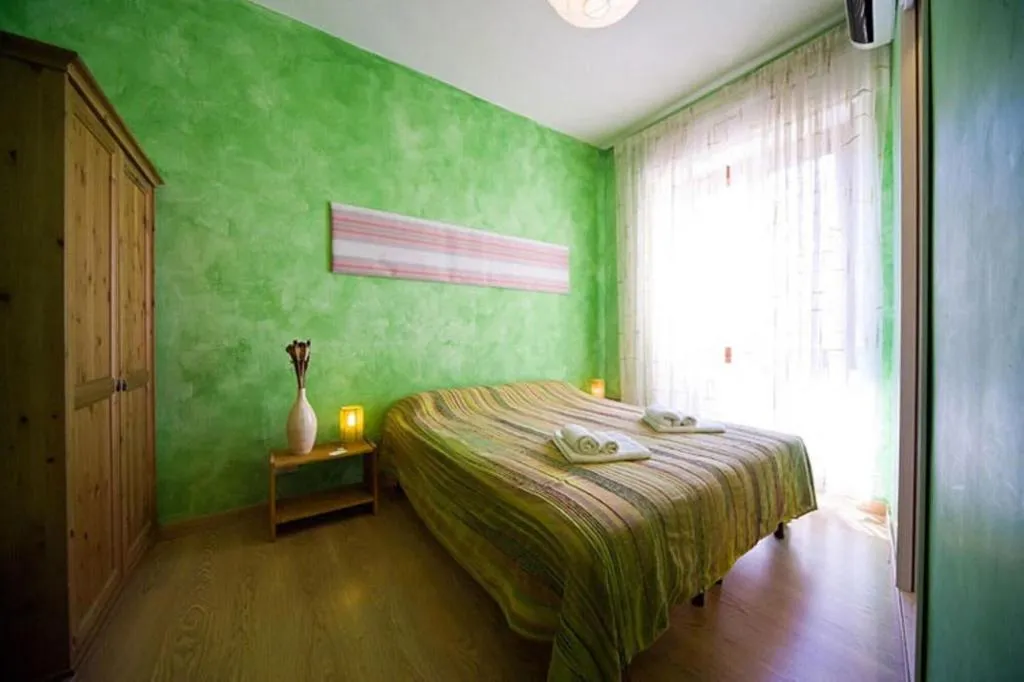Room, Matlis, Alghero