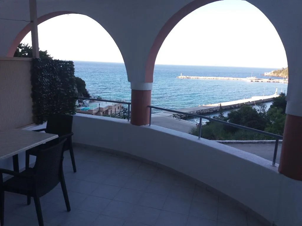 STUDIO CAPACITY 3 Room, Harbour View, Kalamata