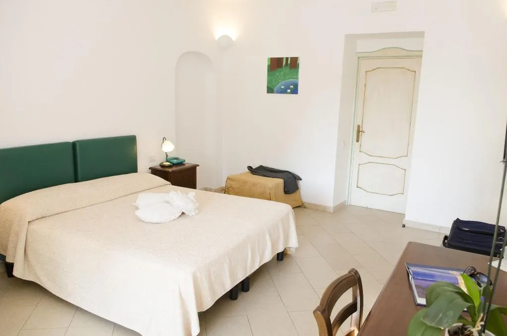 Room, Il Pertuso, Naples