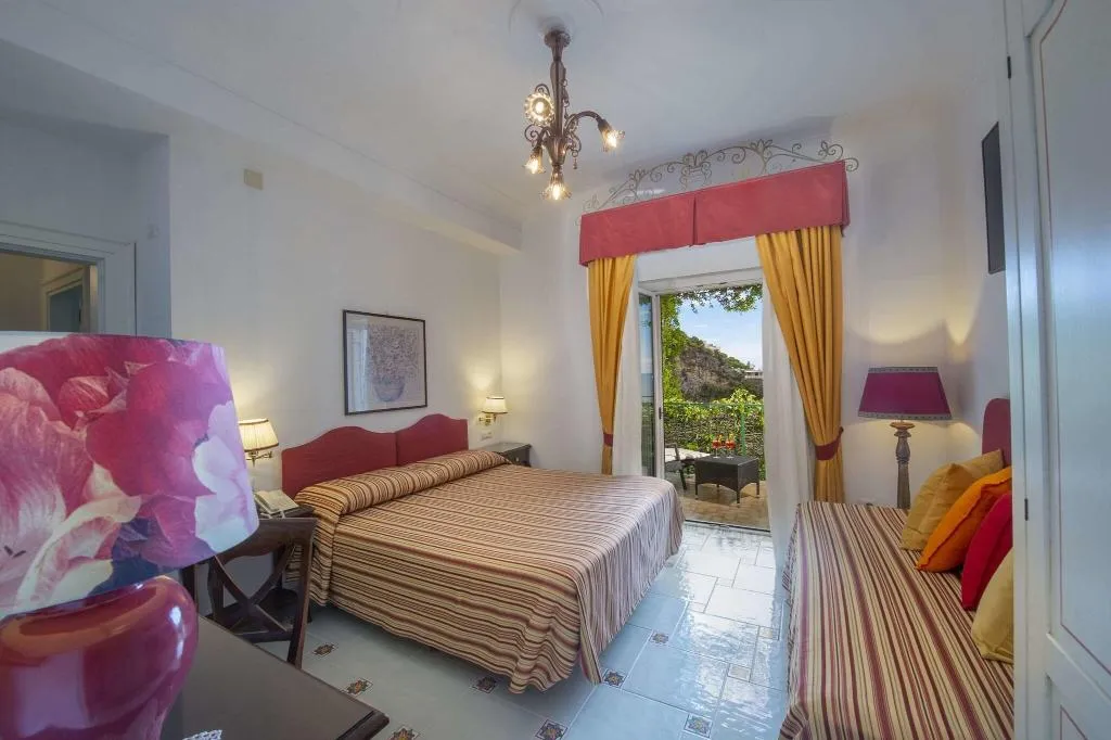 TRIPLE DELUXE KING BED Room, Hotel Pellegrino, Naples