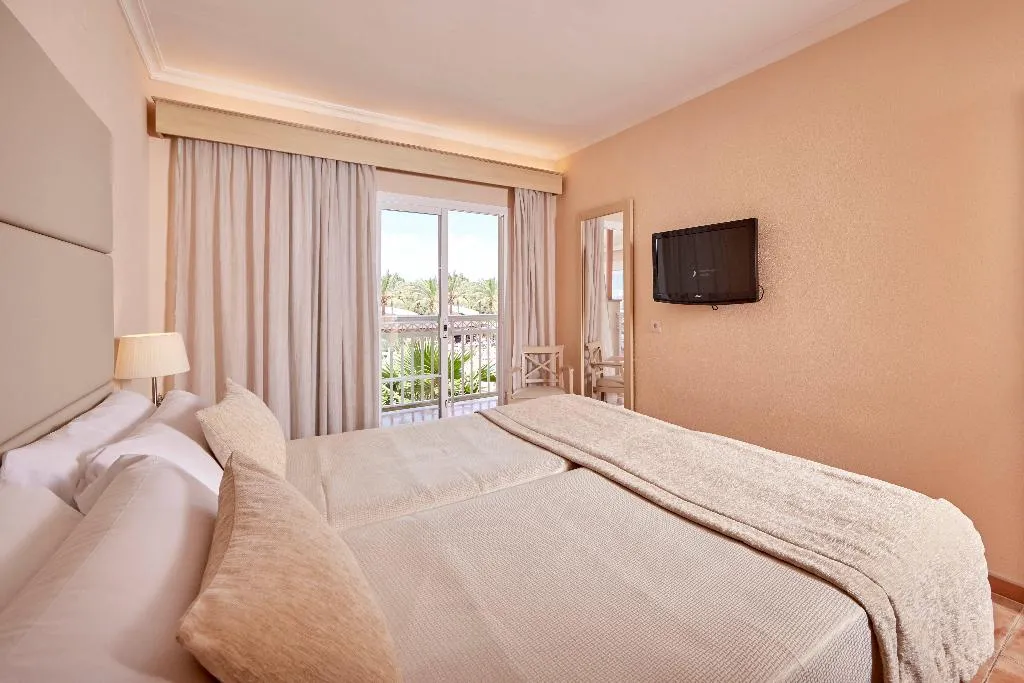 APARTMENT WITH TERRACE Room, Zafiro Ca'n Picafort, Majorca