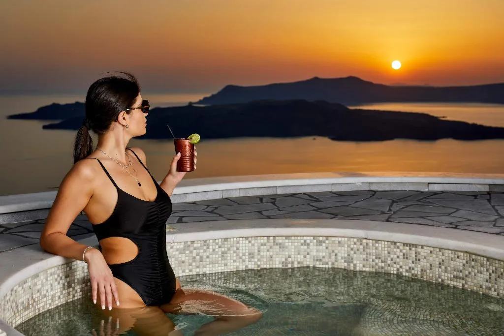 SUITE DELUXE WITH JACUZZI Room, Petit Palace, Santorini