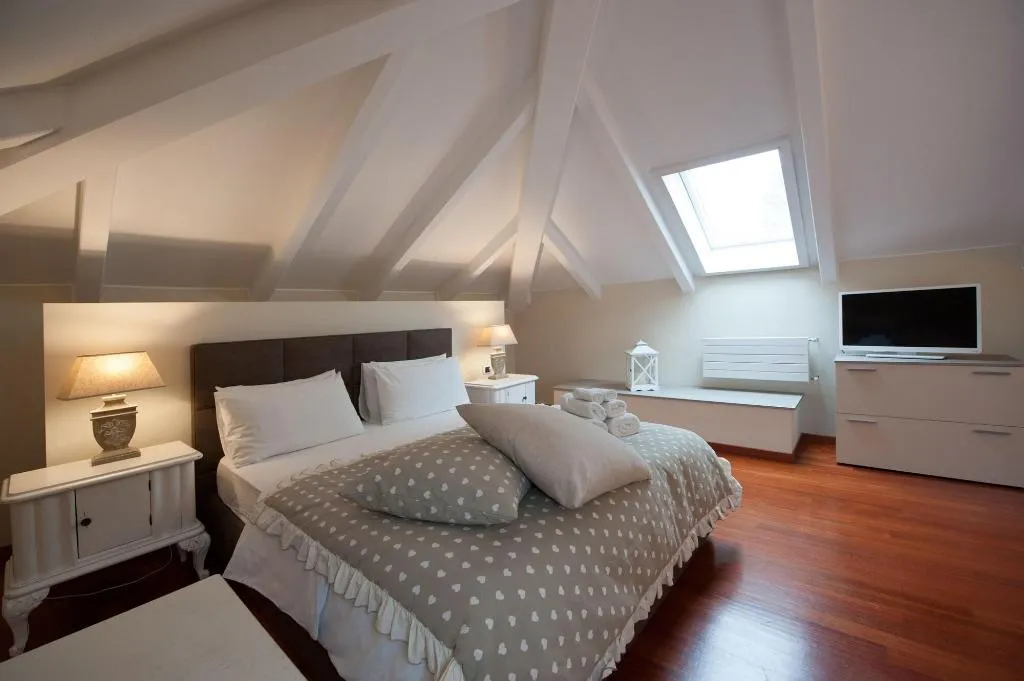 Room, Thea Monza, Milan