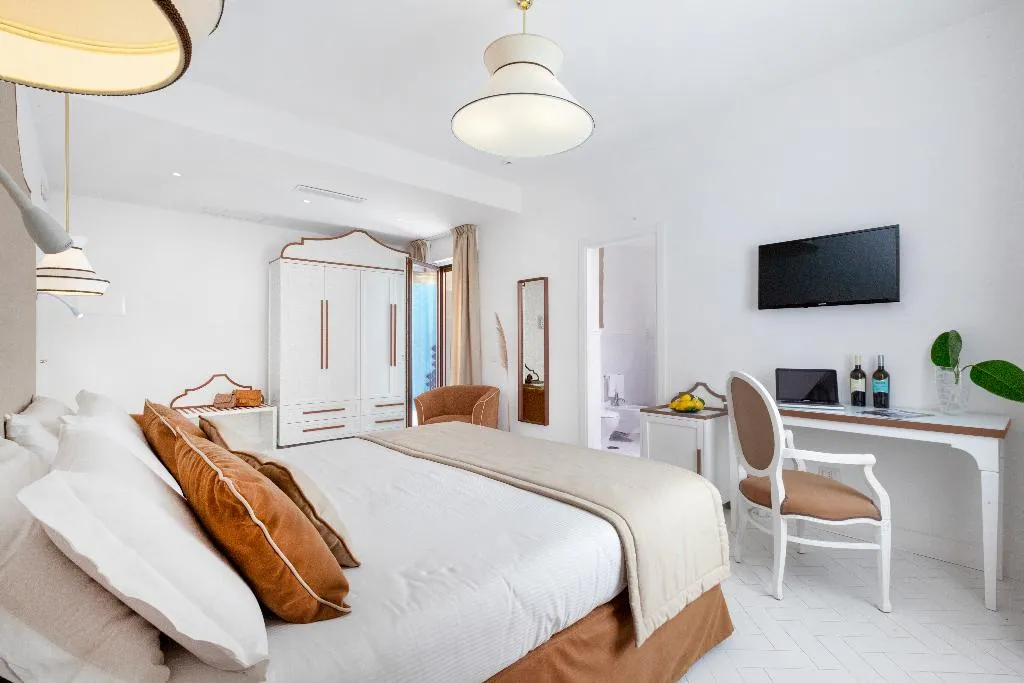 Room DELUXE WITH BALCONY Room, Alimuri Bay Resort, Naples