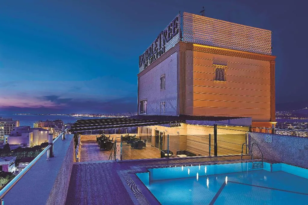 Pool, DoubleTree By Hilton Izmir Alsancak, Izmir