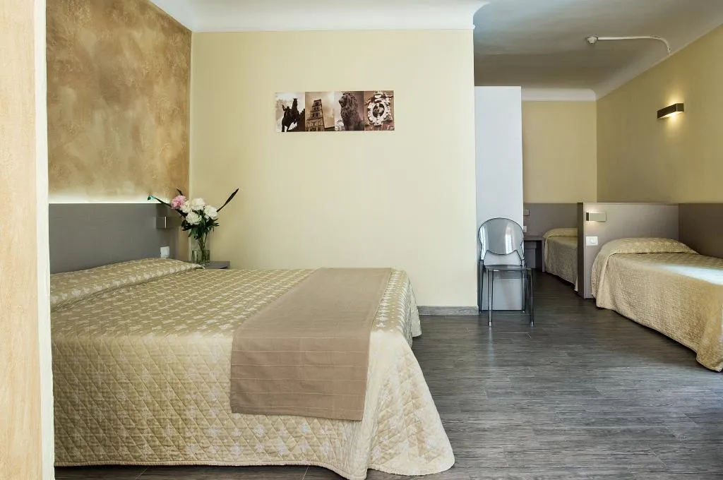 QUADRUPLE SUPERIOR Room, Albergo Firenze, Florence