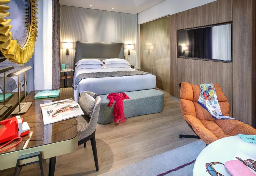 Room, Cavour, Milan