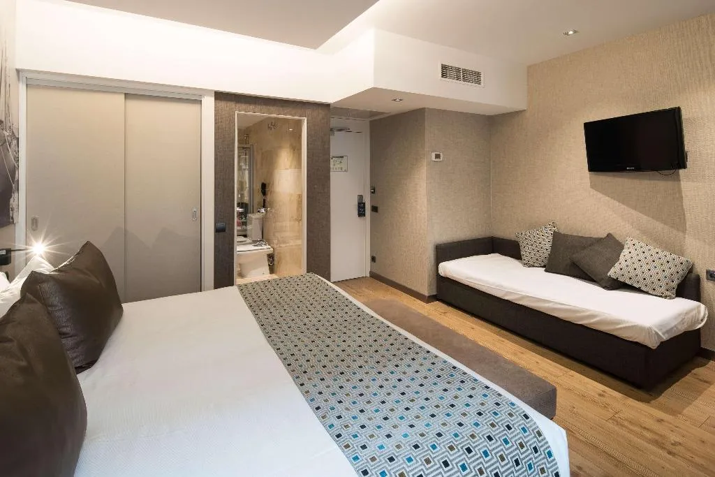 Room, Catalonia Born, Barcelona