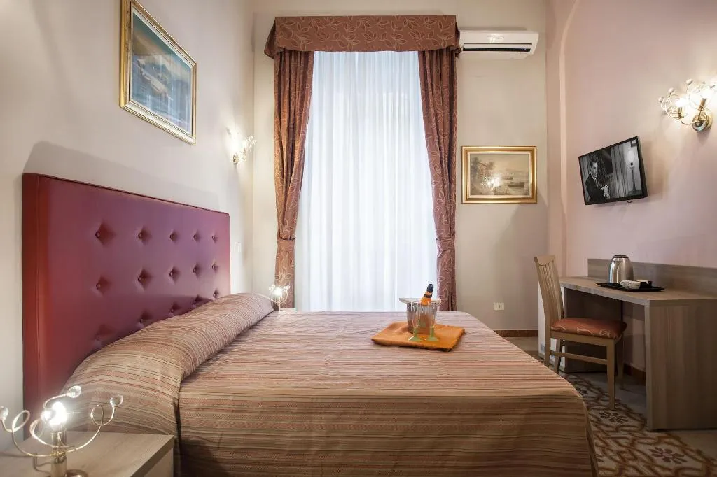 Room, Domus Napoleone, Naples