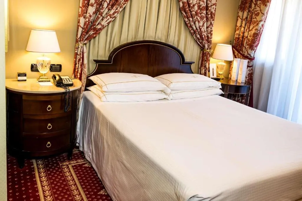 Room, River Chateau, Rome