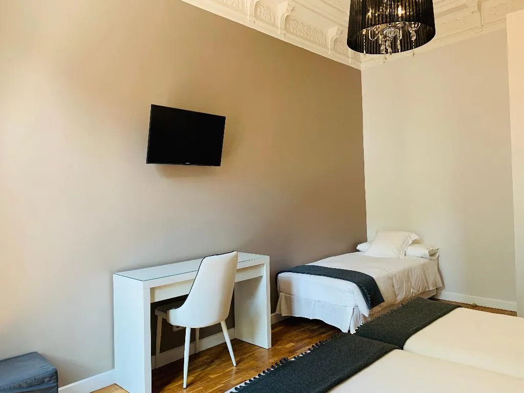 TRIPLE Private external bathroom Room, Super Balmes Guest House, Barcelona