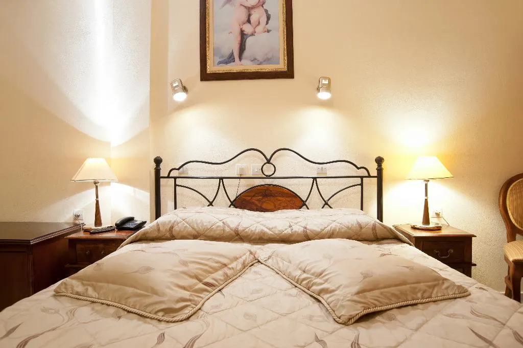 Room, Hermes Delphi, Athens