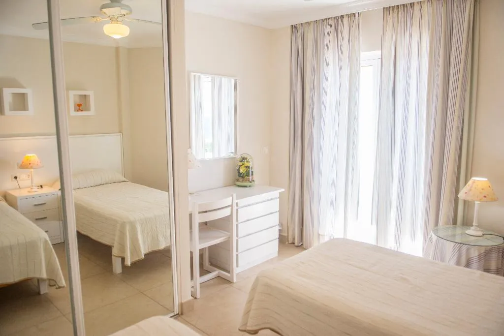 APARTMENT CAPACITY 8 THREE BEDROOMS Room, Hamilton Court, Menorca