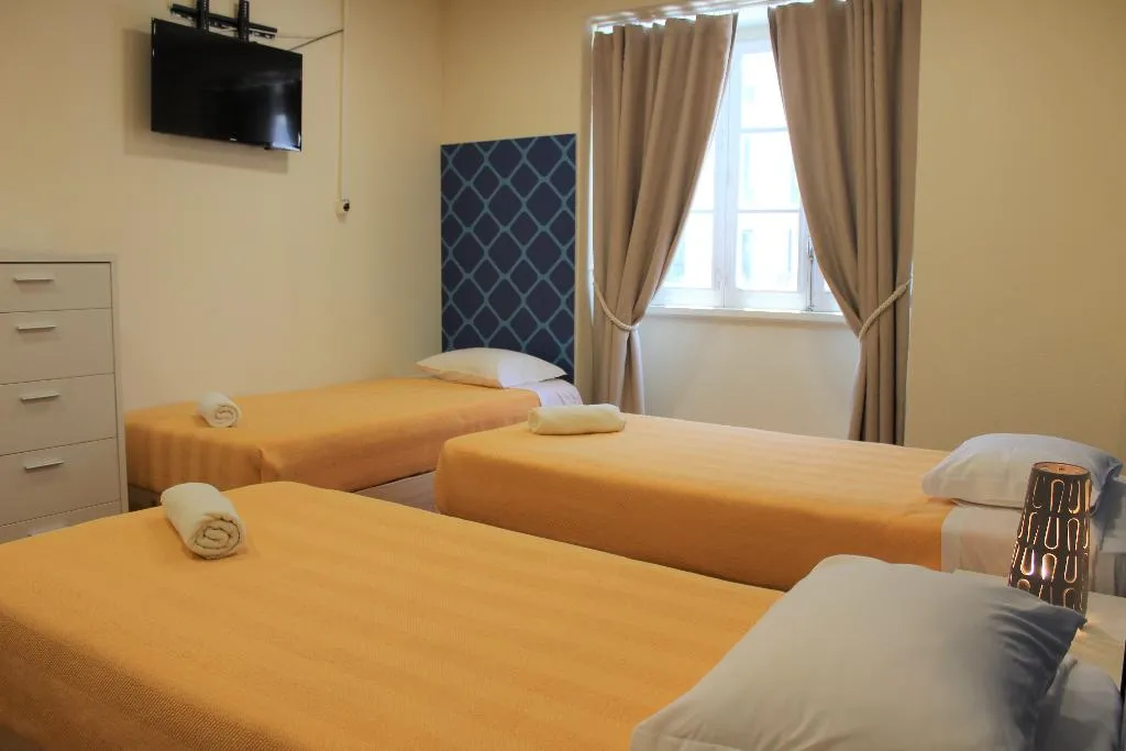 Room CAPACITY 6 WITH SHARED BATHROOM Room, Tagus Royal Residence, Lisbon