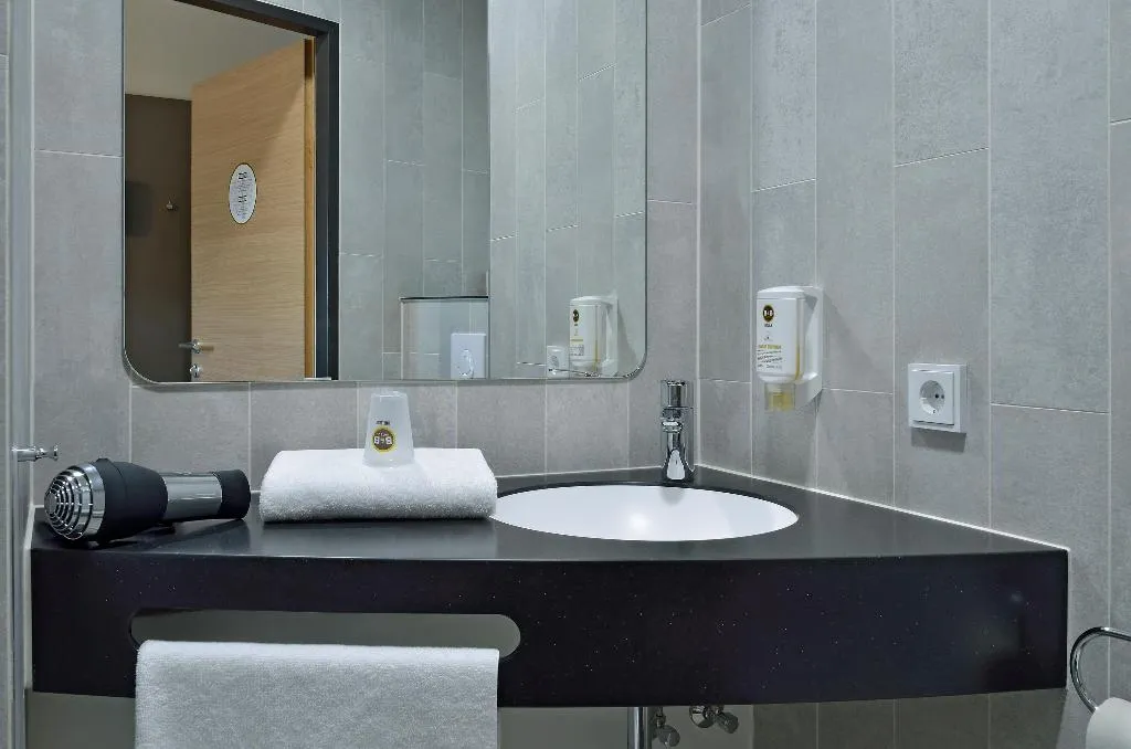 Room, B&B HOTEL Berlin City West, Berlin