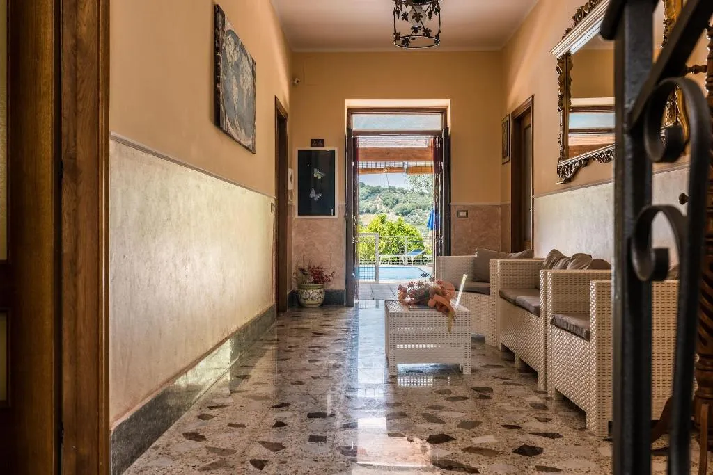 Lobby, La Mortella, Naples