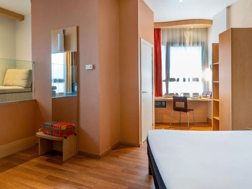DOUBLE SUPERIOR Room, Ibis Madrid Centro las Ventas, Madrid