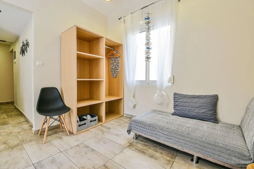 Room, Athens Way Lofts, Athens