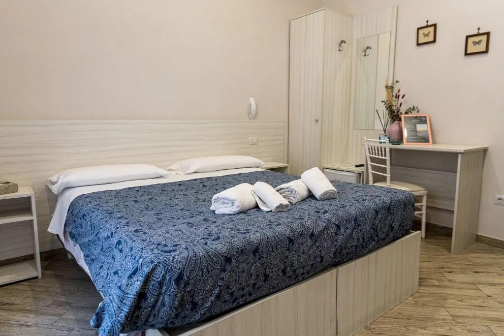Room, B B Alla Ferrovia, Naples