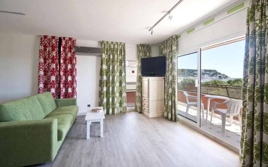 APARTMENT CAPACITY 6 TWO BEDROOMS Room, Apartamentos Salles Beach, Costa Brava