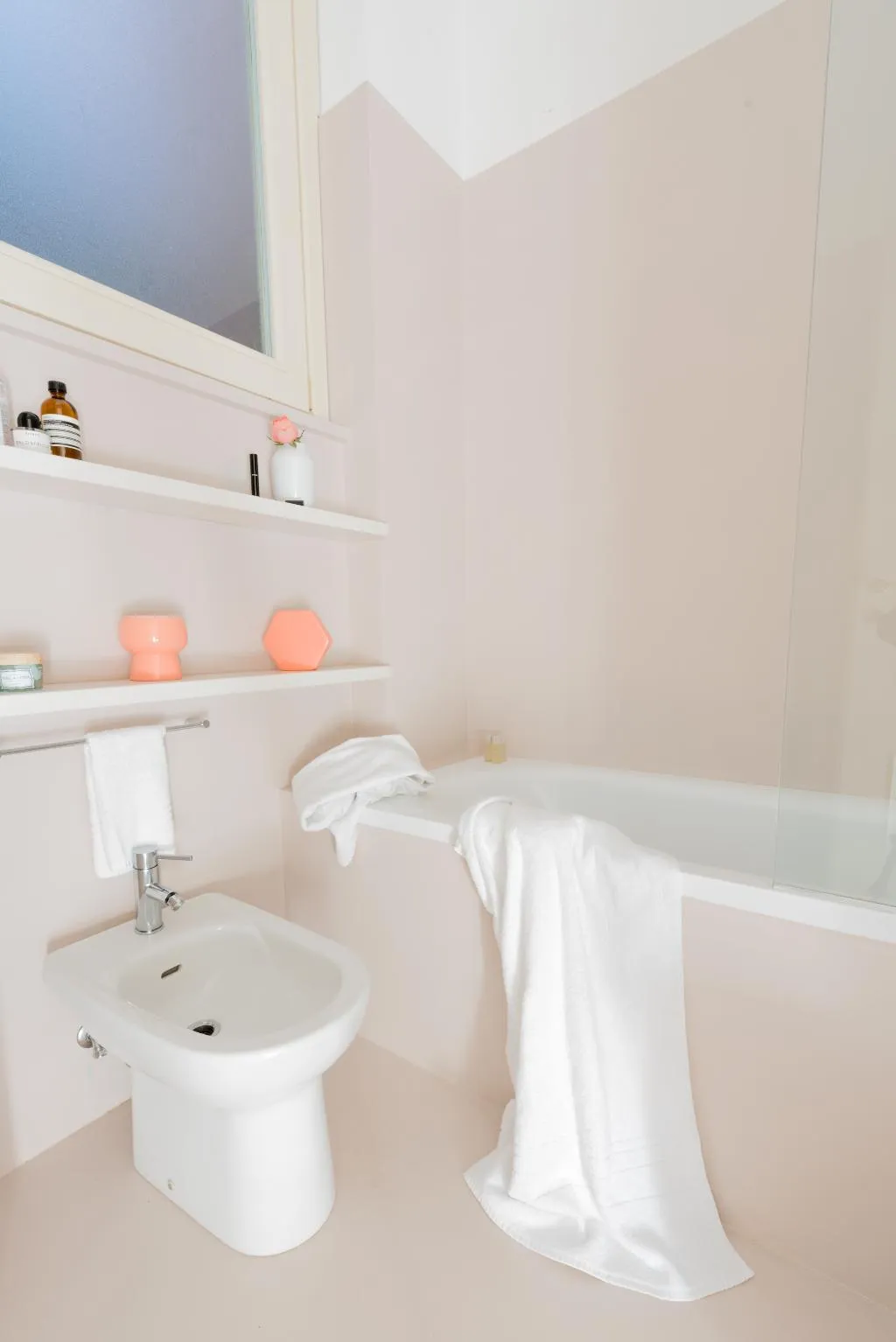 APARTMENT CAPACITY 8 THREE BEDROOMS Room, Fontana Più Stella Apartments, Rome