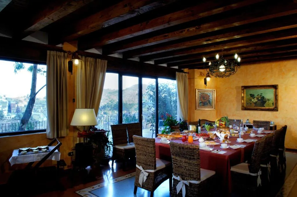 Lobby, La Casa sulla Collina d'Oro, Palermo