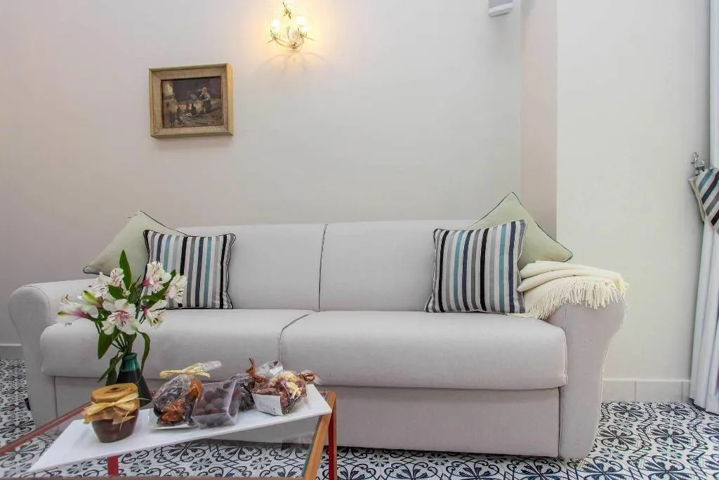 Room, Diecisedici, Naples