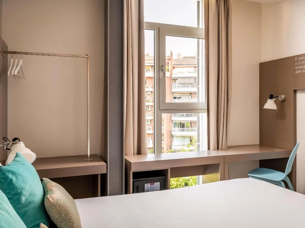 DOUBLE WITH DOUBLE BED Room, Ibis Styles Barcelona Centre, Barcelona