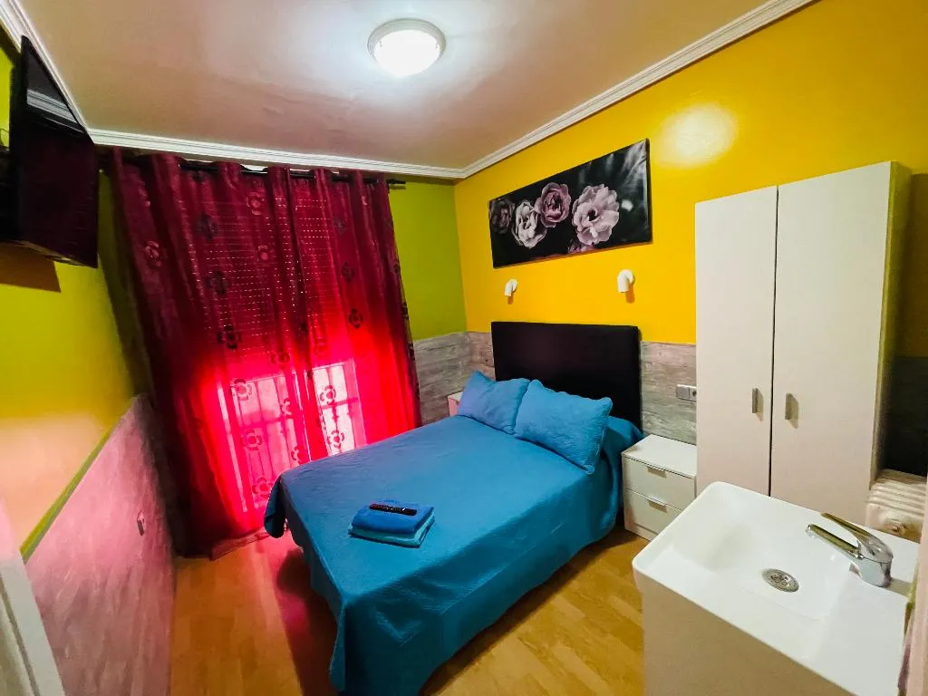DOUBLE WITH SHARED BATHROOM Room, Hostal Numancia, Madrid