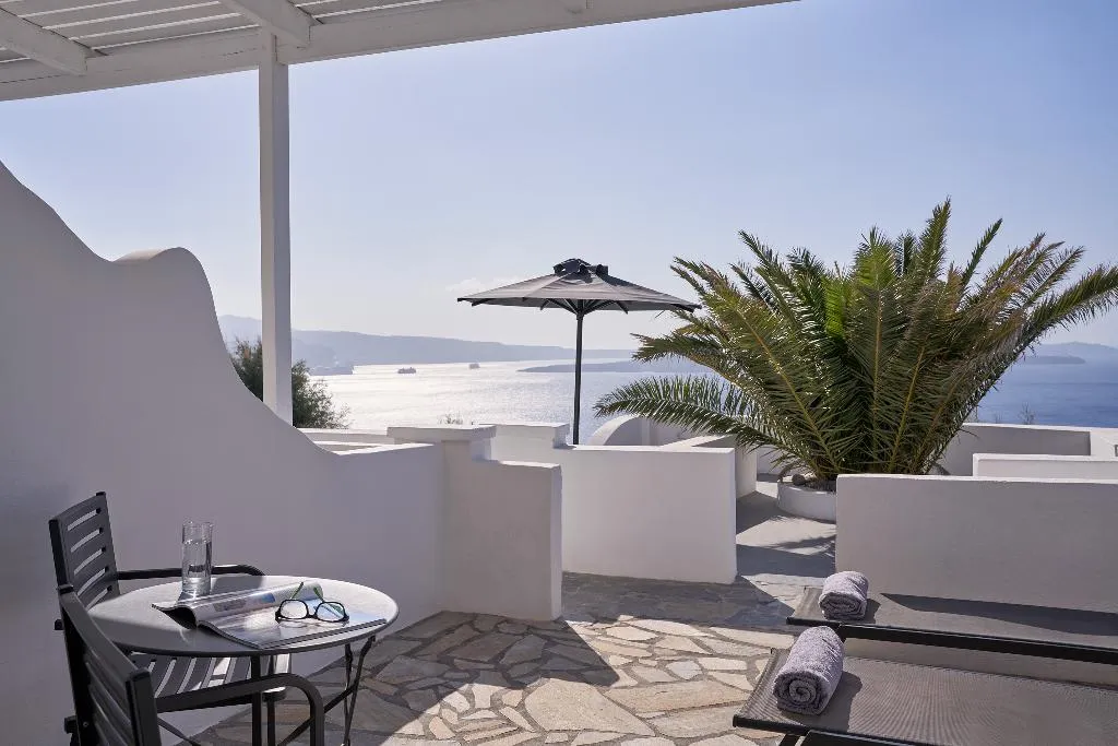 FAMILY ROOM CAPACITY 4 Room, Mr. & Mrs. White Oia - Santorini, Santorini