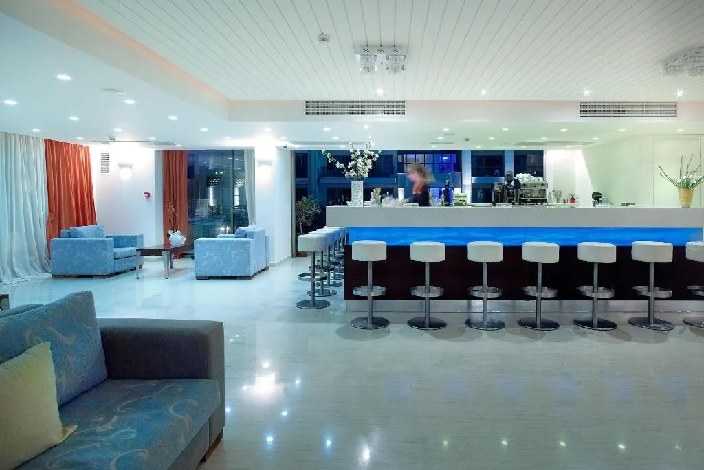 Bar, Albatros, Crete