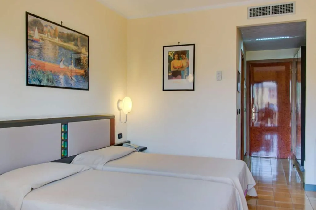 QUADRUPLE DELUXE Room, Caesar Palace, Catania