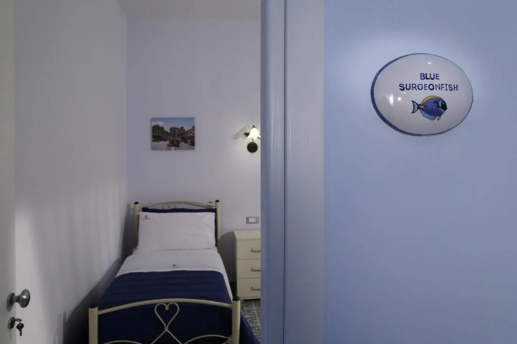 Room, The Reef, Naples