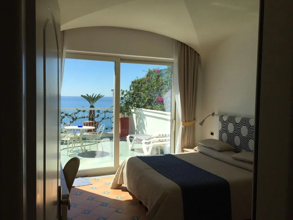 Room, Bellevue, Naples